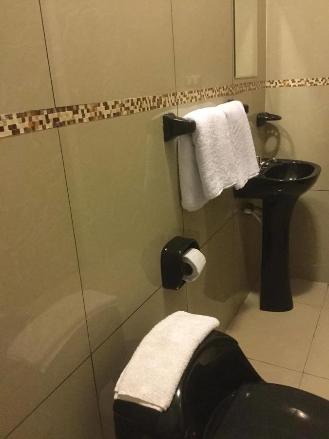 Tariri Hotel Пукальпа Экстерьер фото